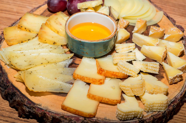 チーズのスライスと皿の上の部分 - 写真・画像