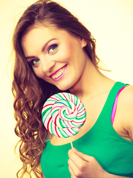 Woman charming girl with lollipop candy - Foto, afbeelding