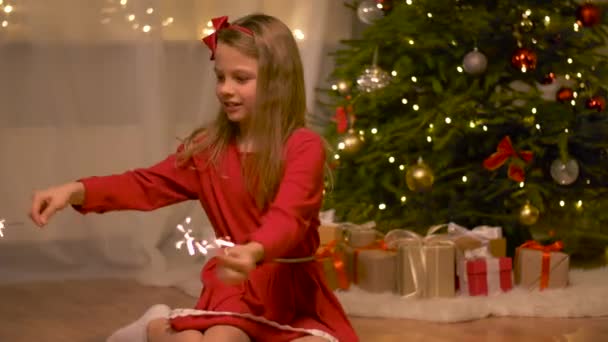 happy girl playing with sparklers at christmas - Video, Çekim