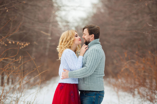 beautiful young couple in love, in light sweaters, walking in the park in cold weather - Fotografie, Obrázek