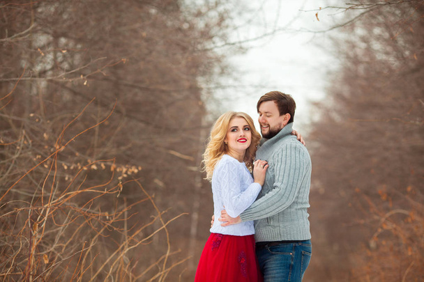 beautiful young couple in love, in light sweaters, walking in the park in cold weather - Foto, Imagem