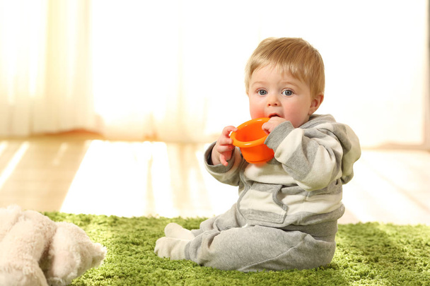Distracted baby biting a toy - Valokuva, kuva