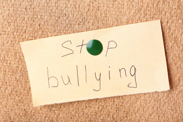Note with text "Stop bullying" pinned to board - Фото, зображення