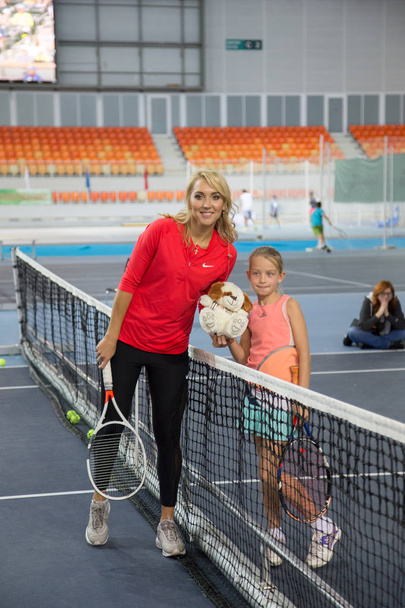 ATP-toernooi voor prijzen van Olympisch kampioen Elena Vesnina. De wedstrijden vond plaats op de tennisbanen van Adler-Arena in Sotsji op 2.12.2017. Ze werden bijgewoond door meer dan 180 atleten uit heel Rusland van 9 tot en met 15 jaar oud - Foto, afbeelding