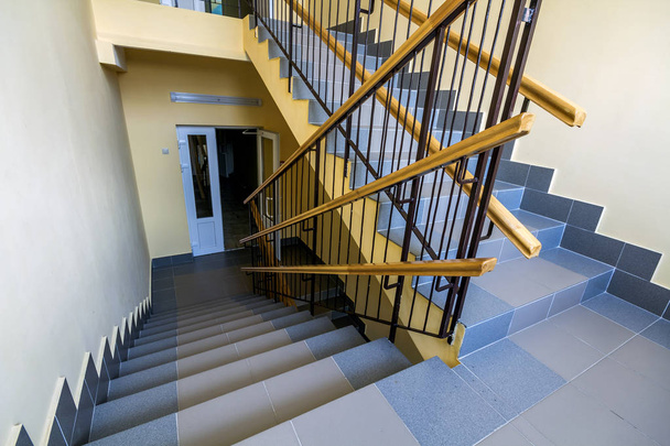 Klatki schodowej w budynku mieszkalnym. Wnętrze z Balustrady Schody - Zdjęcie, obraz