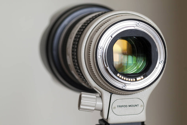 Profesjonalny aparat cyfrowy biały zoom teleobiektyw - Zdjęcie, obraz
