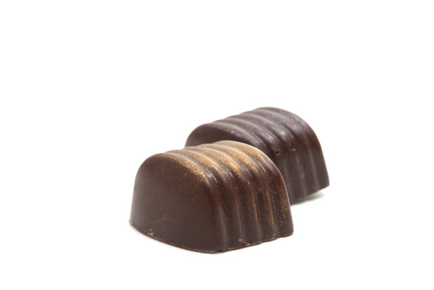 эксклюзивные шоколадные конфеты, изолированные на белом
 - Фото, изображение