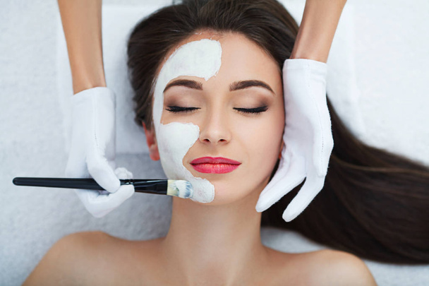 Yüz Cilt Bakımı. Güzel kadın kozmetik maskesi salonda alma - Fotoğraf, Görsel