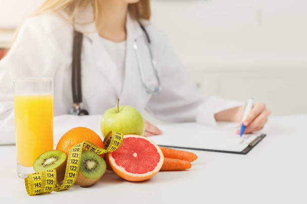 Ernährungsberater-Schreibtisch mit Obst und Maßband - Foto, Bild