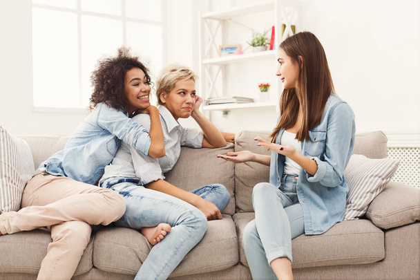 Mujeres amigas charlando en casa
 - Foto, Imagen