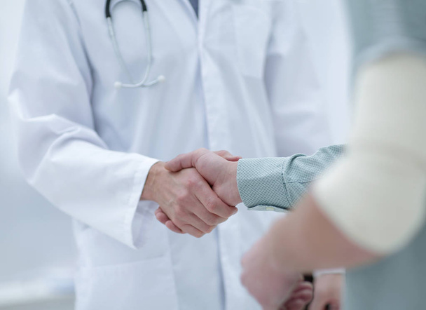 patient shakes hands with his physician - Foto, afbeelding