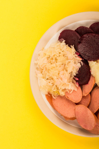 Schwedische oder norwegische Wurst mit Kartoffelpüree und Sauerkraut - Foto, Bild