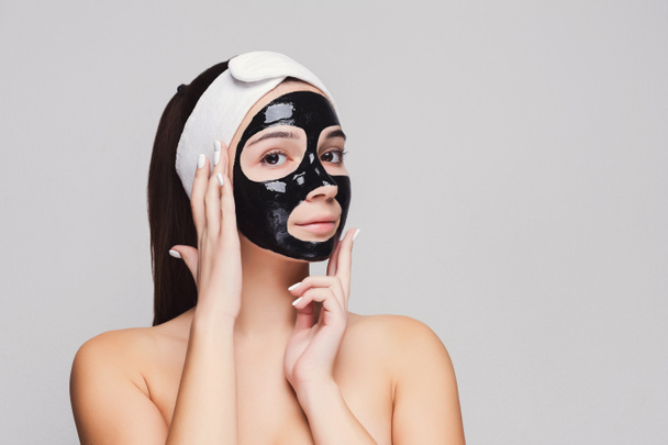 Молодая девушка в чистой черной маске
 - Фото, изображение