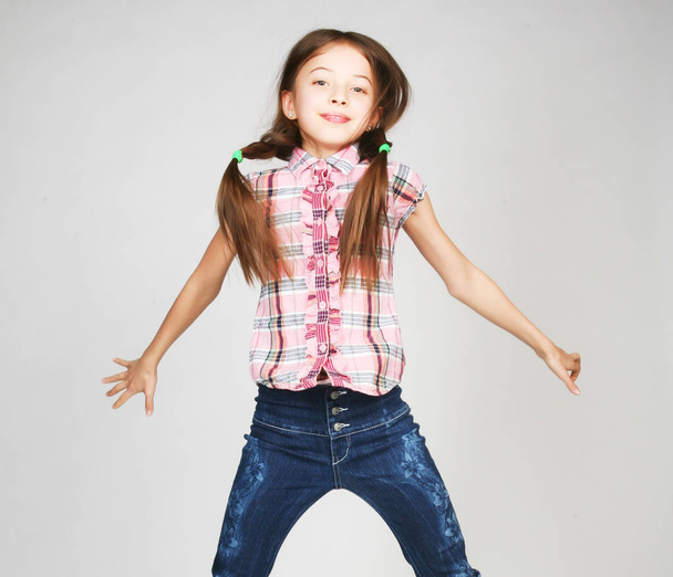 girl jumps on a gray background - Foto, Imagem