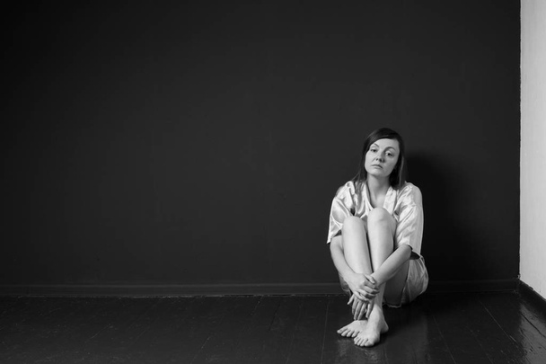 Smutná žena sedící na podlaze - Fotografie, Obrázek