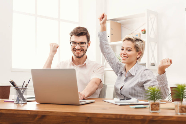 Jóvenes socios de negocios felices en la oficina con computadora
 - Foto, imagen
