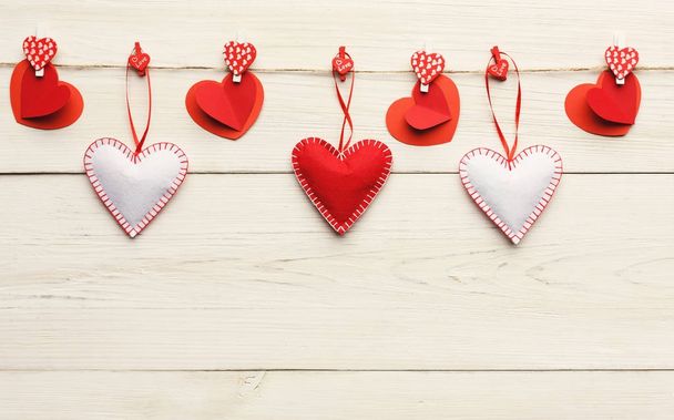 Valentine den pozadí, ručně vyrobený polštář srdce na dřevě, kopie prostor - Fotografie, Obrázek