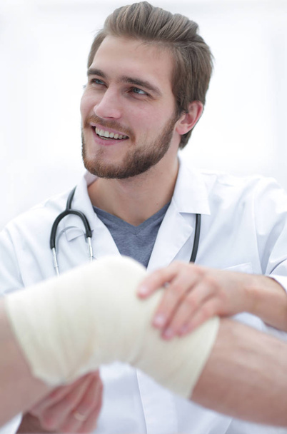 closeup of a doctor examining injured leg of the patient - Foto, Bild
