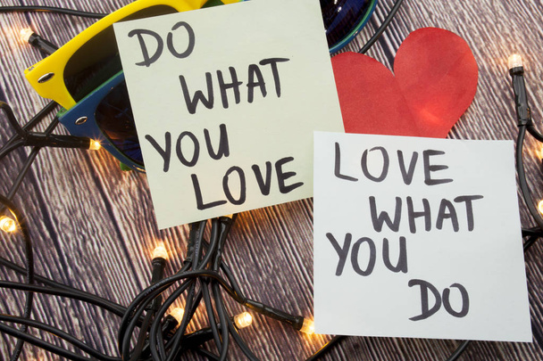 To, co kochasz, kochaj to co robisz - Abstrakcja motywacyjne słowo na podłoże drewniane notatkę programu Sticky Notes - Zdjęcie, obraz
