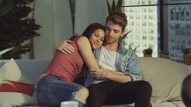 4K Affectionate young couple relaxing on couch in city apartment - Filmagem, Vídeo