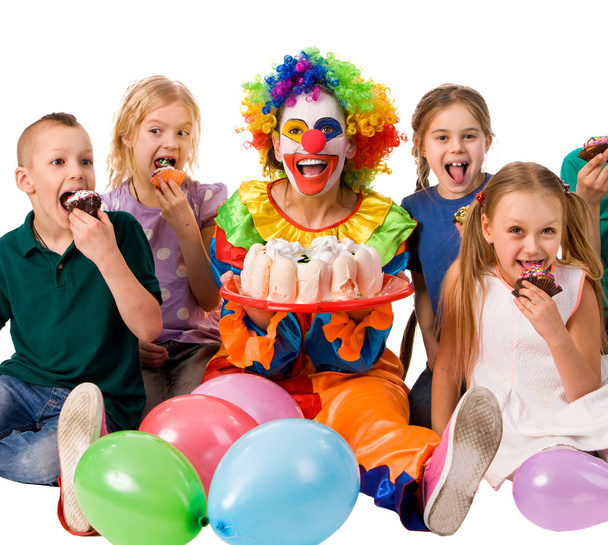 Cumpleaños niño payaso jugando con los niños. Fiesta infantil pasteles celebratorio
. - Foto, Imagen