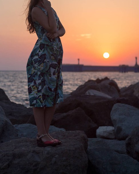 Kobieta stojąca nad morzem - Zdjęcie, obraz