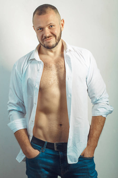 Erős egészséges jóképű sportos férfi Fitness modell p portréja - Fotó, kép