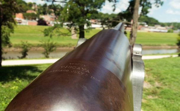 Cânone de artilharia muito antigo em um parque
 - Foto, Imagem