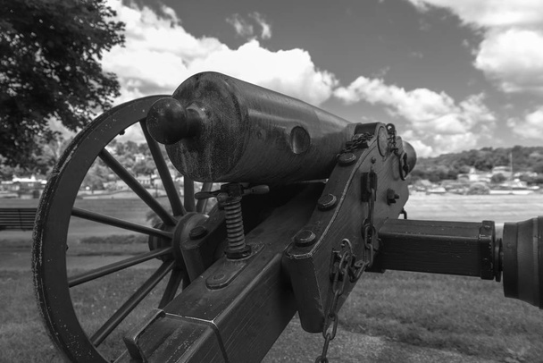 Bardzo stary canon artylerii w parku - Zdjęcie, obraz