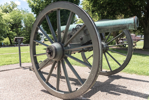 Canon d'artillerie très ancien dans un parc
 - Photo, image