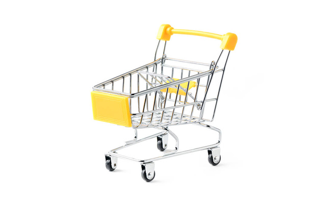 Carro de compras amarillo aislado en blanco
  - Foto, Imagen