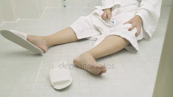 Mulher caindo no banheiro porque superfícies escorregadias
 - Filmagem, Vídeo