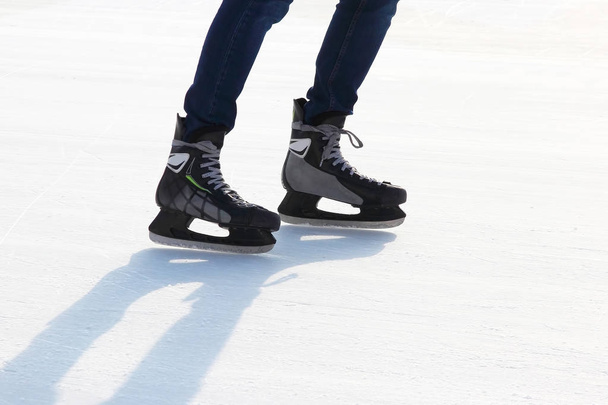 las piernas de un hombre patinando en la pista de hielo
 - Foto, Imagen