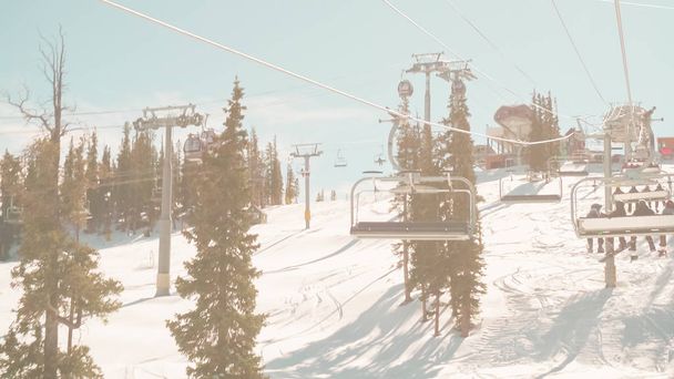 Elevador de esqui ao ar livre indo para o topo da montanha para esqui alpino. - Foto, Imagem