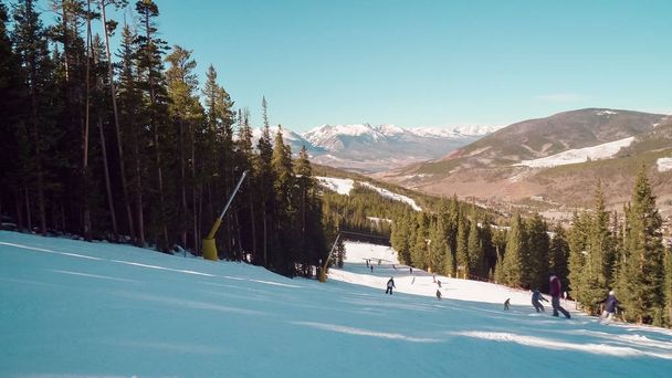 Αλπικό σκι στην αρχή της σεζόν του σκι. - Φωτογραφία, εικόνα