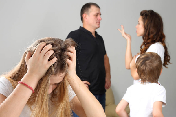 dospívající dívka byla naštvaná kvůli konflikt rodič - Fotografie, Obrázek