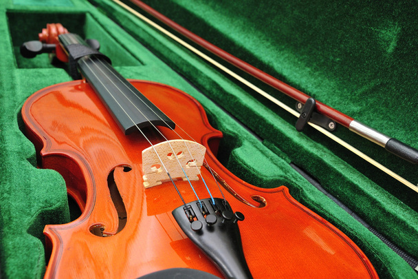 Скрипка в наборі сокири
 - Фото, зображення