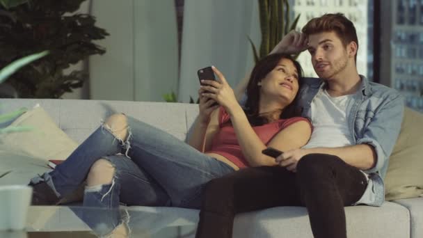 4K Affectionate couple relaxing at home and taking selfie with smartphone - Πλάνα, βίντεο