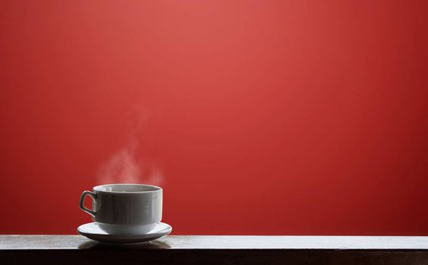 Tasse Heißgetränke mit Stream, auf rotem Hintergrund - Foto, Bild