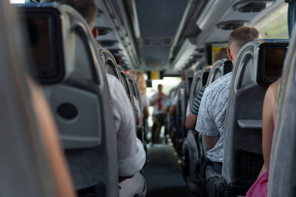 cestující v autobuse během cesty s turisty a Komentovaná prohlídka. - Fotografie, Obrázek