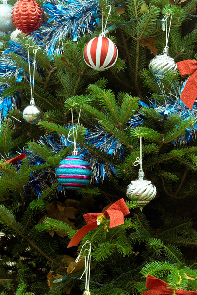 Üzerinde süslemeleri ile Yeşil Noel ağacı - Fotoğraf, Görsel