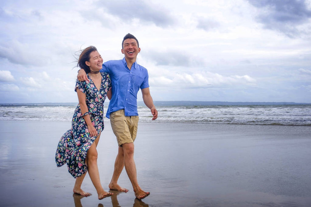 junge schöne und asiatische chinesische romantische Paar zu Fuß zusammen - Foto, Bild