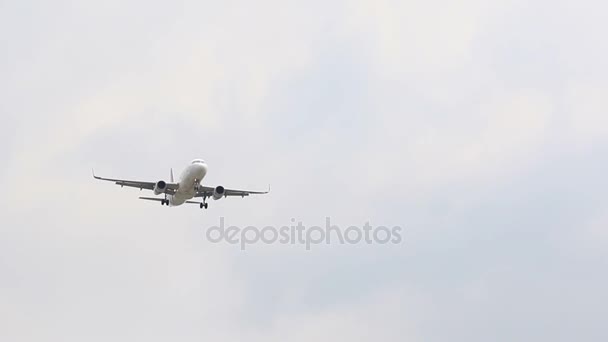 letadlo se blíží k přistání na dráhu letiště - Záběry, video