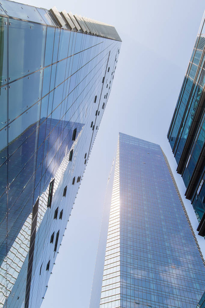 stalowe niebieskiego szkła wysokiej powstanie budynek drapacze chmur, biznes koncepcja udane architektury przemysłowej - Zdjęcie, obraz
