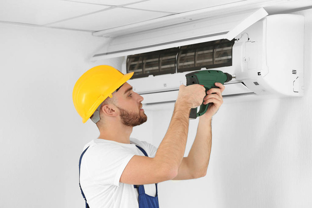 technician fixing air conditioner  - Foto, Imagem