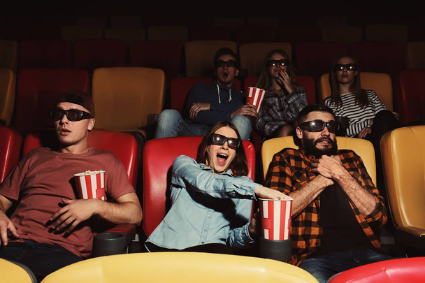 mladí lidé sledující film v kině - Fotografie, Obrázek