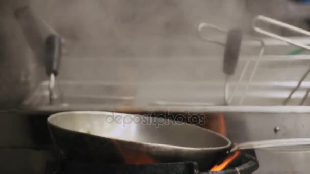 Chef-kok is fruit in een pan roeren. - Video