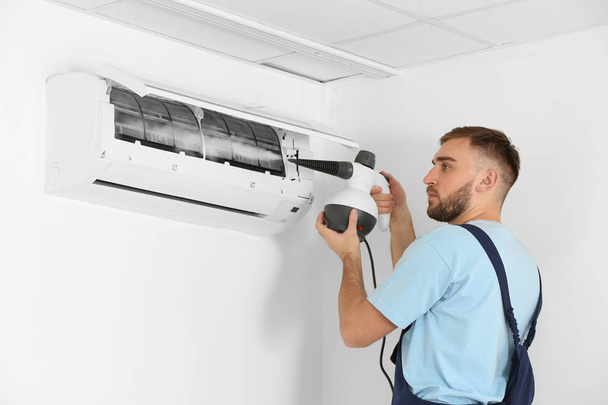 technician cleaning air conditioner  - Fotoğraf, Görsel