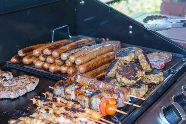 koken barbecue en gegrild vlees, - Foto, afbeelding