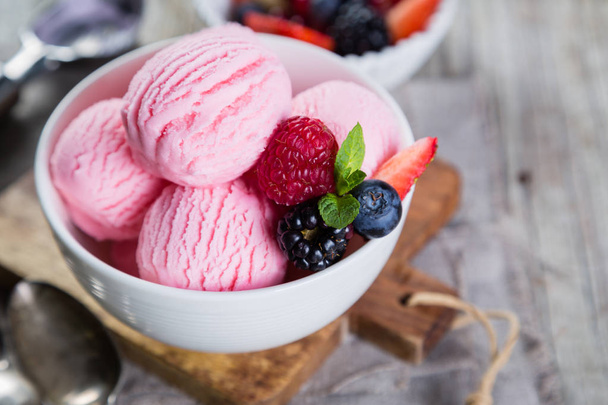 Berry ice cream with fresh fruits - Фото, зображення